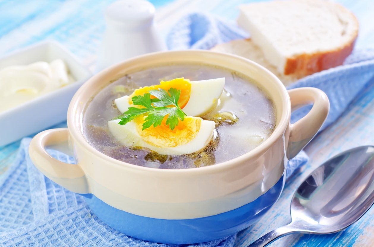 Первый весенний суп — зеленый суп с щавелем и яйцом